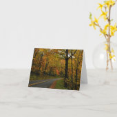 紅葉の田舎道のメッセージカード カード (黄色い花)