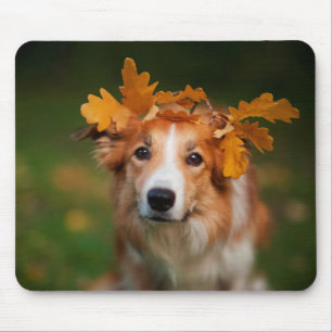 紅葉の花輪を持つ赤いボーダーコリー マウスパッド