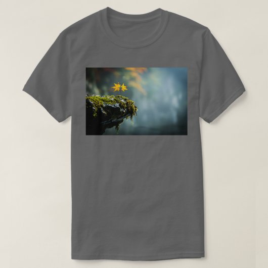 紅葉オンMossy Rock Cliffエッジコピー Tシャツ (デザイン正面)
