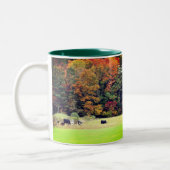 紅葉牛フィールドパーソナライズされた自然 ツートーンマグカップ (左)