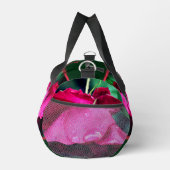 紅薔薇の花と雨粒パーソナライズされた ダッフルバッグ (右)