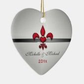 （紋章の）フラ・ダ・リのハート白い私達の初めてのクリスマス セラミックオーナメント (右)