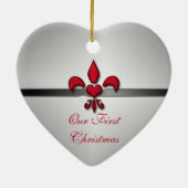 （紋章の）フラ・ダ・リのハート白い私達の初めてのクリスマス セラミックオーナメント (裏面)