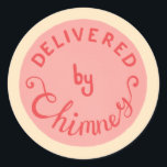 納品はChimney retro pink Christmasステッカー ラウンドシール<br><div class="desc">ピンク色の背景に赤い文字に「フェスティバルで届く」と書かれたハンドシールが付いている。これは、クリスマスカードの封筒用シールや飾クリスマスの贈り物に最適で、北極の航空便で配達されたように見える。</div>