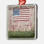 納屋で絵を描かれる米国旗 メタルオーナメント (左)