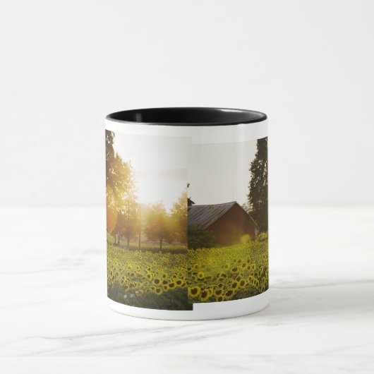 納屋との日没のヒマワリ分野 マグカップ (中央)