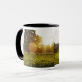 納屋との日没のヒマワリ分野 マグカップ (正面左)