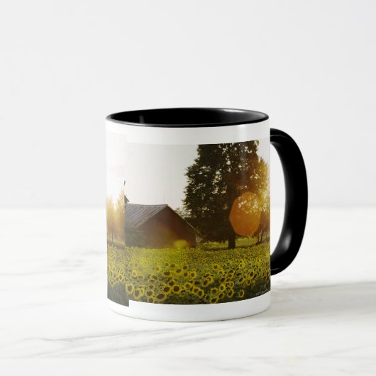 納屋との日没のヒマワリ分野 マグカップ (正面右)