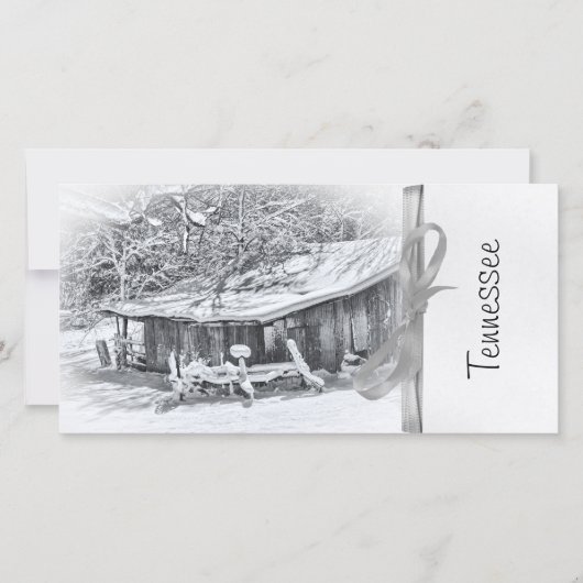 納屋とレーキの冬の農村風景 – テネシー (正面)