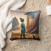 納屋にアメリカ国旗を掲げた小さな女の子 クッション (ブランケット)