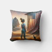 納屋にアメリカ国旗を掲げた小さな女の子 クッション (正面)