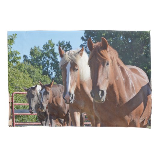 納屋に戻って先頭に立たれる馬 枕カバー (正面)