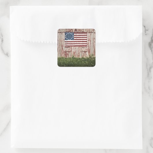 納屋に色彩の鮮やかあるアメリカ国旗 スクエアシール (バッグ)