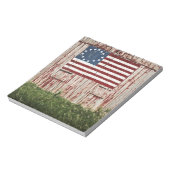 納屋に色彩の鮮やかあるアメリカ国旗 ノートパッド (回転)