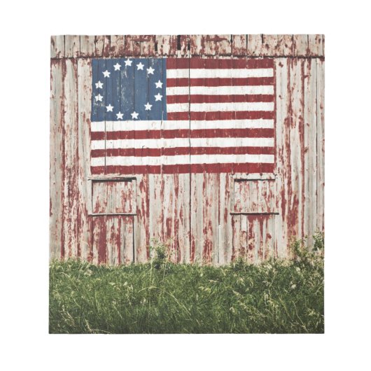 納屋に色彩の鮮やかあるアメリカ国旗 ノートパッド (正面)