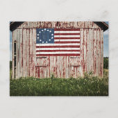 納屋に色彩の鮮やかあるアメリカ国旗 ポストカード (正面)
