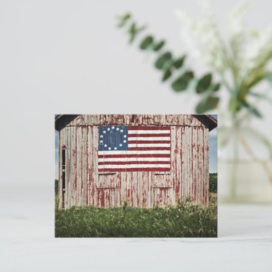 納屋に色彩の鮮やかあるアメリカ国旗 ポストカード (スタンド正面)