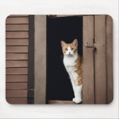 納屋のドアの前でくつろぐトラ猫 マウスパッド (正面)