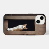 納屋のドアの前でくつろぐトラ猫 iPhoneケース (裏面横)