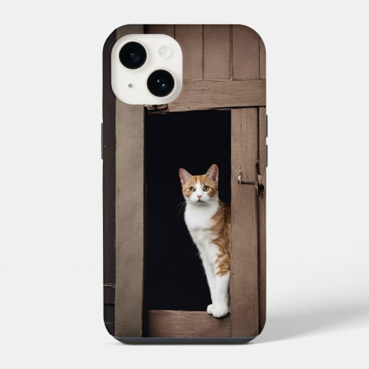 納屋のドアの前でくつろぐトラ猫 iPhoneケース (裏面)