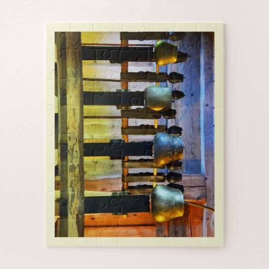 納屋の中の牛の鐘 ジグソーパズル (縦)