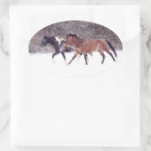 納屋の冬の雪の馬 楕円形シール (バッグ)