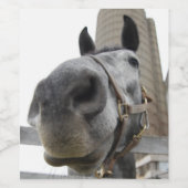 納屋の前のかわいい馬 ワインラベル (シングルラベル)