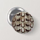 納屋の木製のカウボーイのギフトの馬の蹄鉄 缶バッジ (正面&裏面)