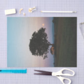 納屋を守る大きな単生の木 薄葉紙 (クラフト)