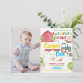 納屋周囲の庭おもしろい男の子の誕生日パーティファーム動物写真 招待状 (スタンド正面)