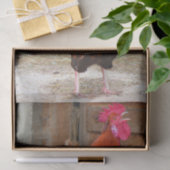 納屋周囲の庭で鳴いているロードアイランド赤のオンドリ 薄葉紙 (ギフト)