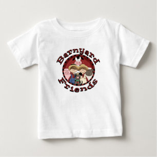 納屋周囲の庭の友人の農場のベビーのTシャツ ベビーTシャツ