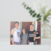 納屋周囲の庭乱闘 – 致命的なEdと平均マシン ポストカード (スタンド正面)