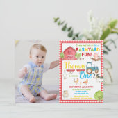 納屋周囲の庭1歳の誕生日パーティーかわいいファーム動物の写真 招待状 (スタンド正面)