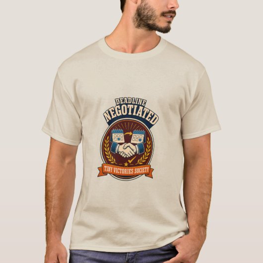 納期交渉済み レトロ ワーク ユーモア バッジ Tシャツ (正面)