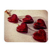 紐で結んだ赤い木のハート マグネット (横)