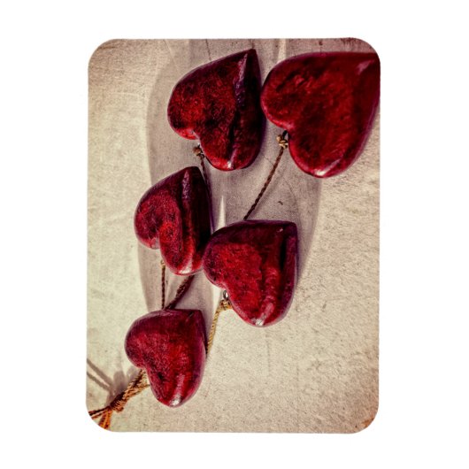 紐で結んだ赤い木のハート マグネット (縦)