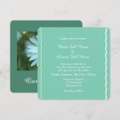 純粋で美しい白いデイジーの花をあしらったエレガントなターコイズカラーのウェディング 招待状 (正面/裏面)