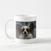 純血種パピロン犬のポートレート コーヒーマグカップ (左)