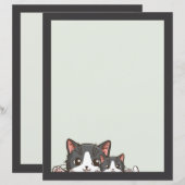 紙のシートにいる2匹の幸せな灰色の子猫 (正面/裏面)