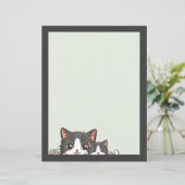 紙のシートにいる2匹の幸せな灰色の子猫 (スタンド正面)