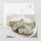 紙の上にカットされた青いチーズ ポストカード (正面/裏面)