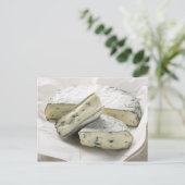 紙の上にカットされた青いチーズ ポストカード (スタンド正面)