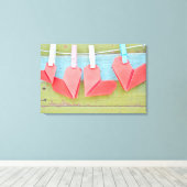 紙ぶら下がったハートの物干し キャンバスプリント (インサイチュ (ウッドフロア))