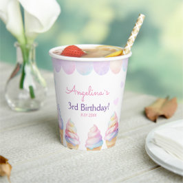 紙カップの誕生日おいしいアイスクリーム。 紙コップ