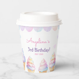 紙カップの誕生日おいしいアイスクリーム。 紙コップ