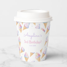 紙カップの誕生日おいしいアイスクリーム。