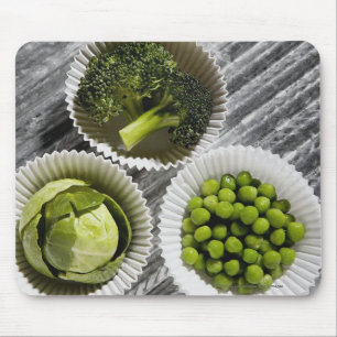 紙コップの野菜の高角の眺め マウスパッド