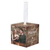 紙テクスチャー私たちの初めてのクリスマス結婚した3写真 キューブオーナメント (正面アングル)