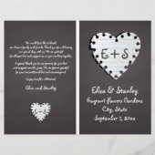 紙ハートを折り畳まれた結婚式プログラム上で (正面)